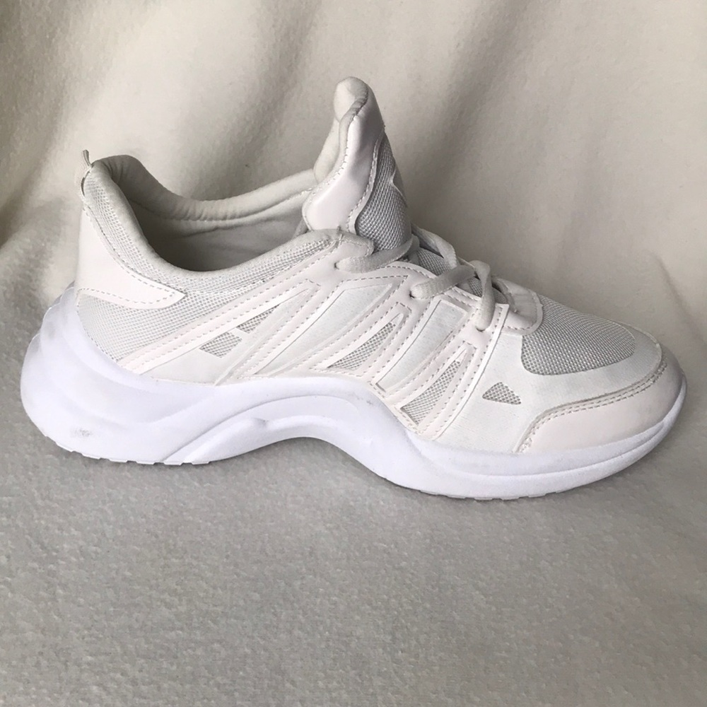 Women’s tennis shoes